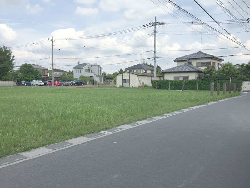 道路側から敷地を望む